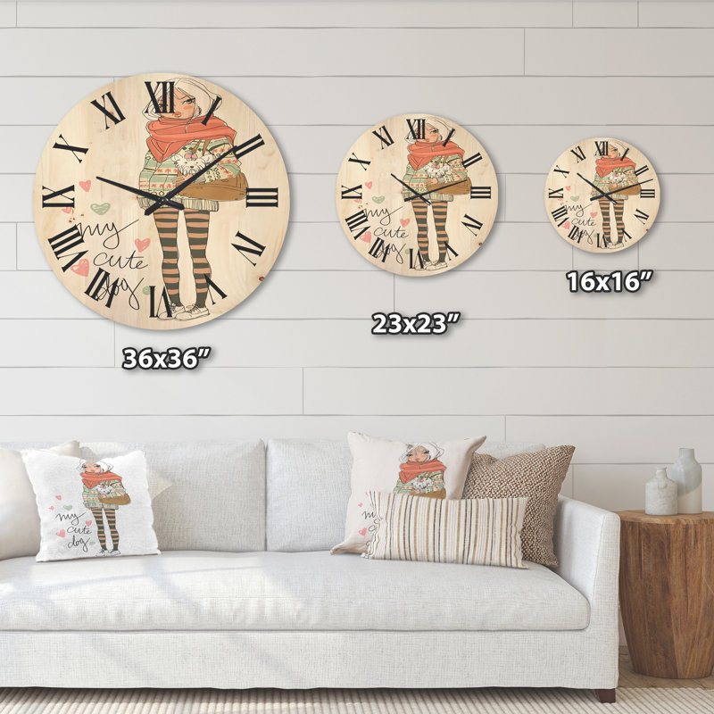 Jolie fille avec horloge murale en bois, Moyen
