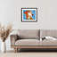«Bold Orange Dog» sur fond bleu, reproduction sous verre, conception de Tatiana Roberts-796909046-796909044