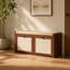 Banc d'entrée avec rangement pour chaussures, doté d'une assise rembourrée confortable et de 2 portes d'armoire décoratives en rotin pour l'organisation des chaussures.