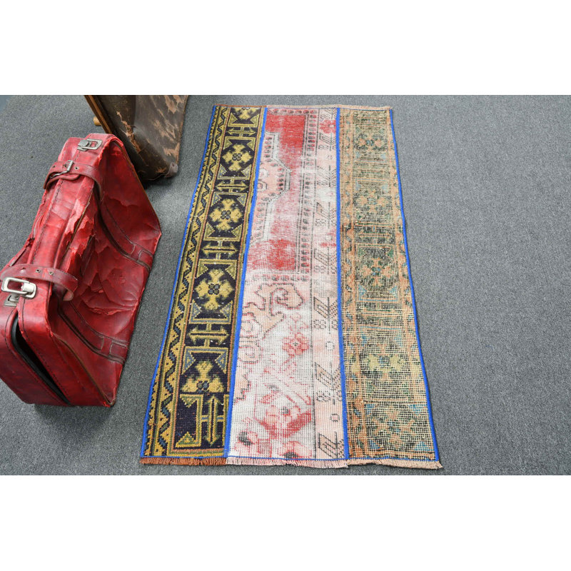 Tapis turc antique fait à la main en patchwork unique, parfait pour ajouter un charme rétro à votre décor