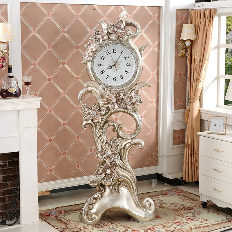 Horloge sur pied ornée de volutes florales