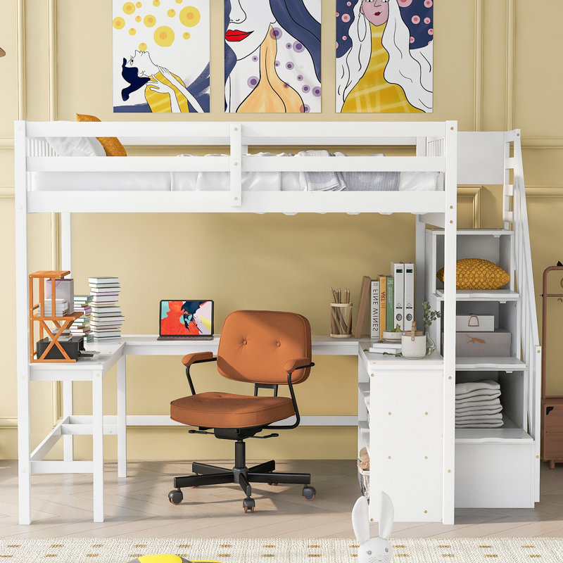 Lit mezzanine avec bureau intégré en forme de L et tablettes de rangement à trois niveaux, et escalier de rangement attaché