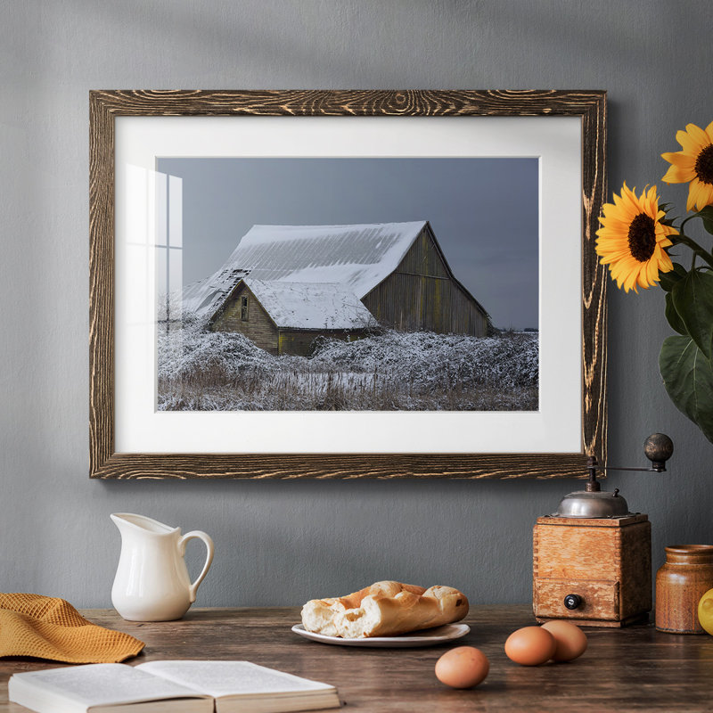 Winter Barn, impression sur papier encadrée, H 14 po x l 20 po x P 1,5 po, Noyer