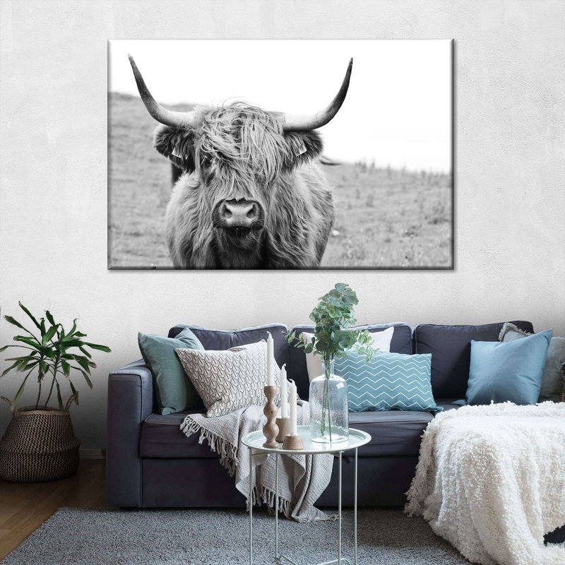 Vache solitaire sur toile, H 32 po x l 48 po x P 1,25 po
