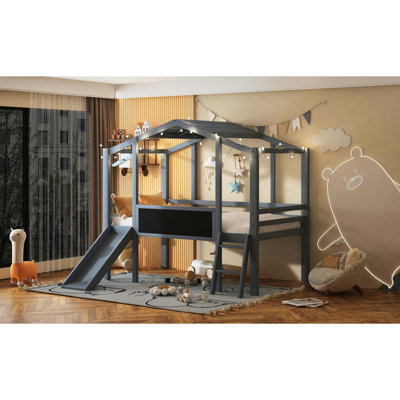 Lit mezzanine simple gris avec glissade. Tableau noir maison et bande charmante. Espace de jeu amusant pour. Instructions d'assemblage faciles, bande délicieuse sur le toit, au-dessus de 6