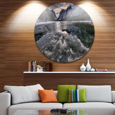 «Black Icy Mountain Lake with Snow», photographie
