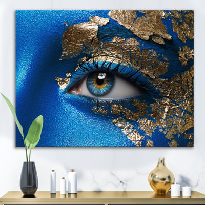 Portrait d'une jeune fille avec un maquillage bleu - photographie sur toile