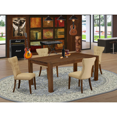 L'ensemble de mobilier de salle à manger 5 pièces comprend une table rectangulaire en bois rustique et 4 chaises rembourrées en tissu de lin brun, noyer antique