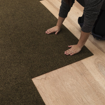 Carreau de tapis auto-adhésif en polyester de qualité supérieure 24 po x 24 po intérieur / extérieur (paquet de 15) (60 pieds carrés / boîte)