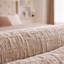 Banc rembourré moderne avec accoudoirs et traversins - Lit de jour polyvalent, banc de chambre à coucher, siège d'appoint-131633242