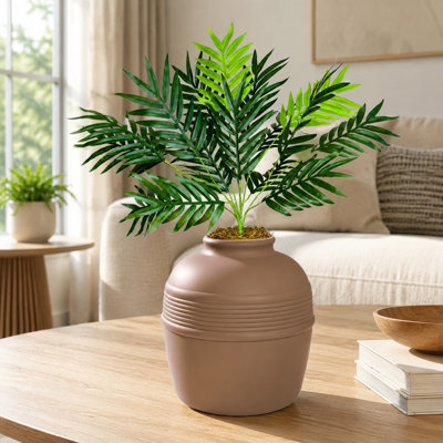 Un ensemble de base facile à nettoyer de couleur brun moka constitue le bac à litière caché Original, combinant un design de boîtier décoratif amélioré avec un filtre à charbon et une plante de palmier artificielle.