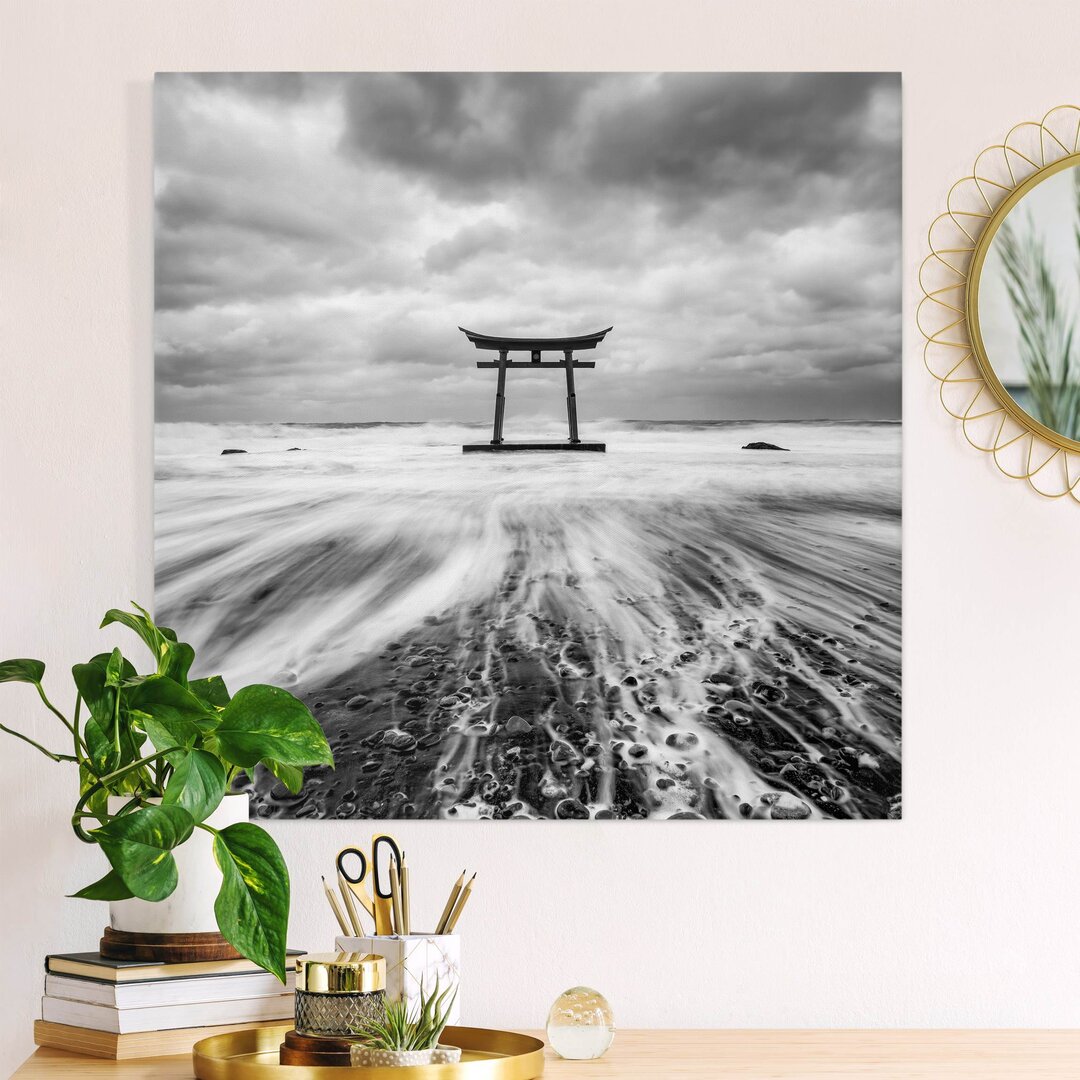 Leinwandbild Japanisches Torii Im Meer von Jan Becke