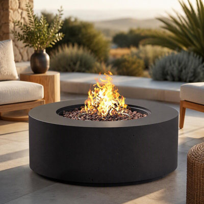 Foyer extérieur rond au propane de 97 cm (38,2 po) pour patio, cour ou piscine, table de feu au gaz de 50 000 BTU avec pierres de lave, couvercle imperméable, brûleur en acier, flamme réglable et finition imitation pierre.