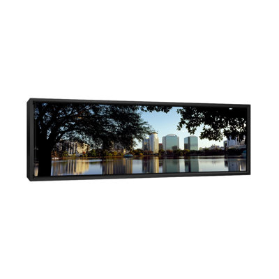 Bâtiments au bord de l'eau, lac Eola, Orlando, Orange County, Floride, États-Unis - Reproduction de photo panoramique non encadrée
