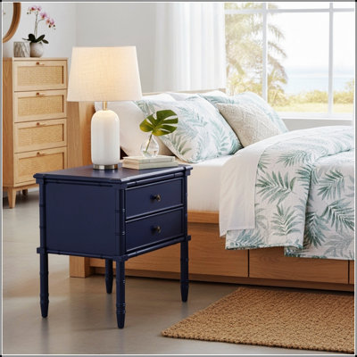 Table de chevet 2 tiroirs Emmett avec pieds en bambou et glissières pleine extension, parfaite pour un décor tropical et un rangement fonctionnel.