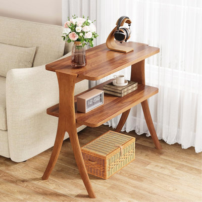 Table d'appoint étroite en noyer de 64 cm (25,2 po) – Petite table d'appoint de style campagnard à 2 niveaux avec pieds en bois massif, table d'appoint mince pour salon, chambre ou entrée, meuble peu encombrant avec étagère de rangement