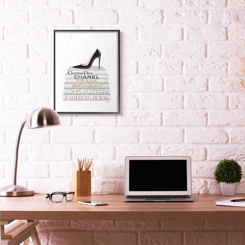 «Fashion Designer Shoes Bookstack White Gold», impression, H 30 po x l 24 po, Giclée encadrée noir minuit