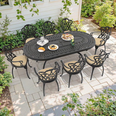 Table de salle à manger ovale de patio de 208 cm (81,89 po) de long avec trou pour parasol et 8 fauteuils avec coussins beiges, ensemble de 9 pièces