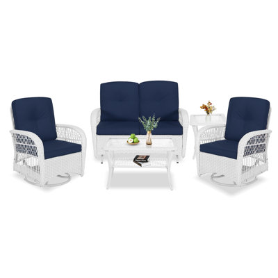 Les ensembles de conversation en osier blanc pour l'extérieur 5 pièces Winston Porter comprennent un fauteuil rotin toutes saisons, 2 tables basses et 2 chaises pivotantes avec coussins