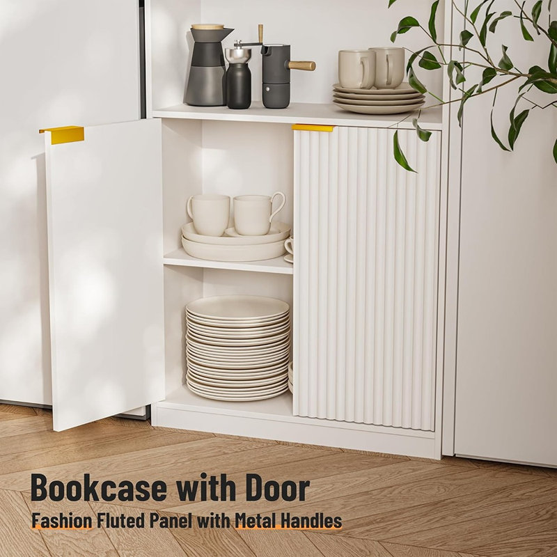 Cette grande bibliothèque dispose d'un système de rangement ouvert à 3 niveaux à hauteur réglable, d'un grand tiroir et d'une armoire à 2 portes avec une tablette réglable, offrant une solution idéale pour organiser et exposer des livres, des médias et des objets de collection.