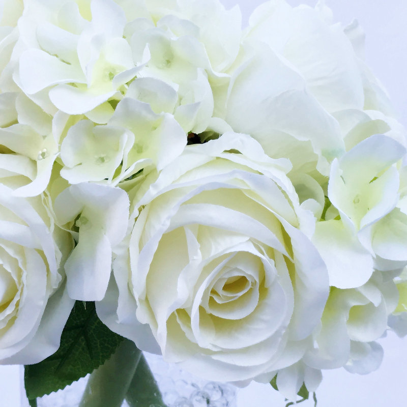 Arrangement floral d'hortensias et de roses dans un vase, Crème