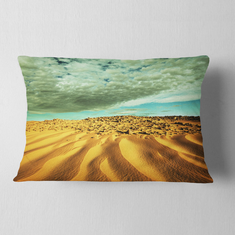 Coussin Dramatic Sky Above Sand Desert, 12 po x 20 po, Rectangulaire