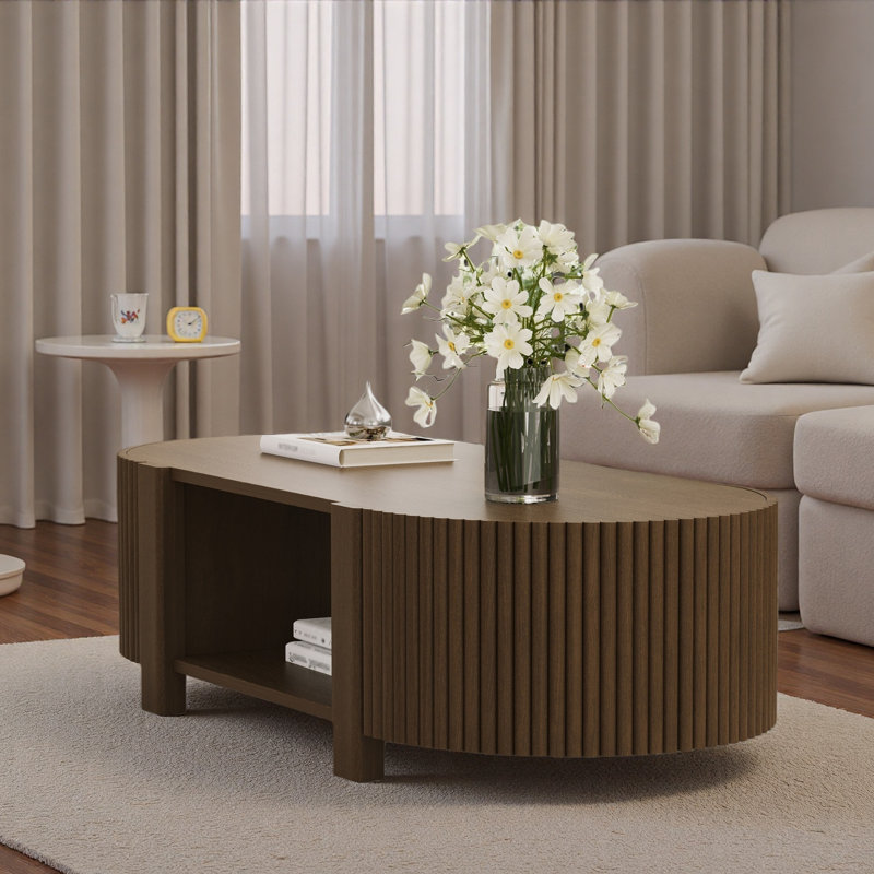 Table basse ovale cannelée avec 1 tablette et 2 portes de rangement ouvertes