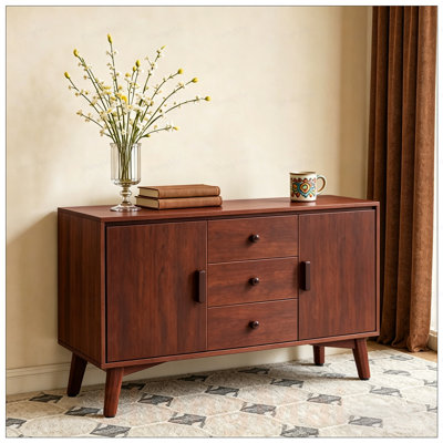 Buffet Mid-Century moderne avec pieds en bois massif, poignées en bois et beaucoup de rangement pour la cuisine et la salle à manger