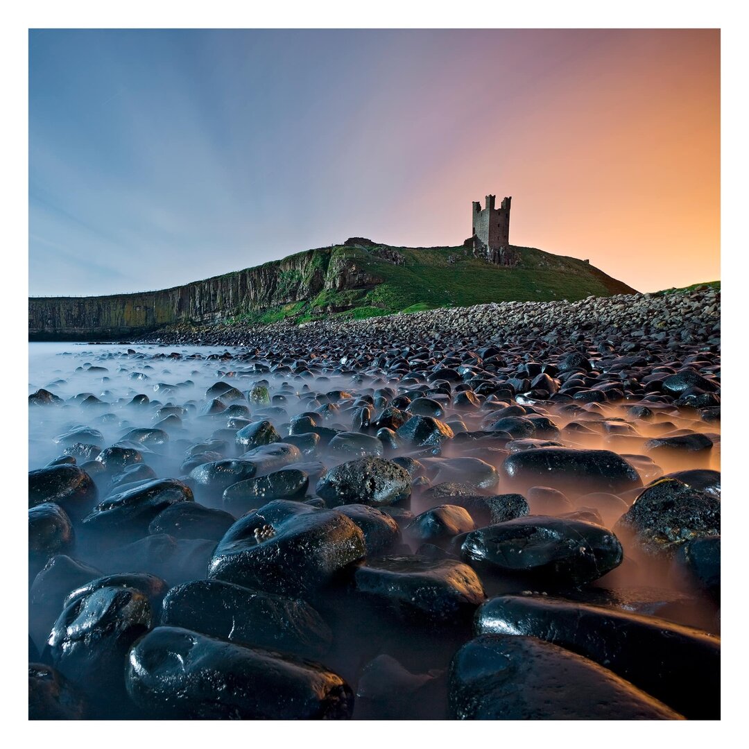 Geprägte Tapete Sunrise with Fog at Dunstanburgh Castle 3,36 m x 336 cm