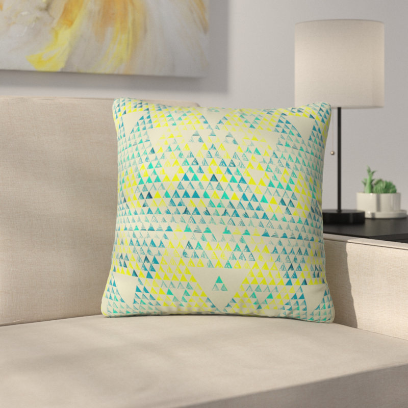 Coussin intérieur/extérieur marine triangle Carlton, 20 po x 20 po
