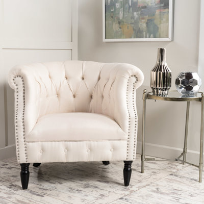 Fauteuil club en tissu beige, dossier haut pour plus de confort et accoudoirs cloutés, siège 20 po x P 18 po, P 33 po x l 29,60 po x H 29,78 po,