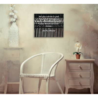 Toile tendue de la galerie ArtsyQuotes par Sasha Martin: "Tout ce que vous pouvez être, c'est vous. Votre véritable moi brille avec plus de beauté que votre esprit ne le peut jamais."