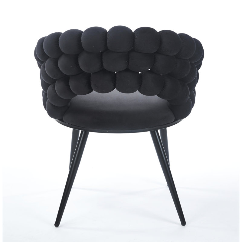 2 chaises modernes noires: pieds dorés, coussins moelleux, confortables pour une chambre à coucher