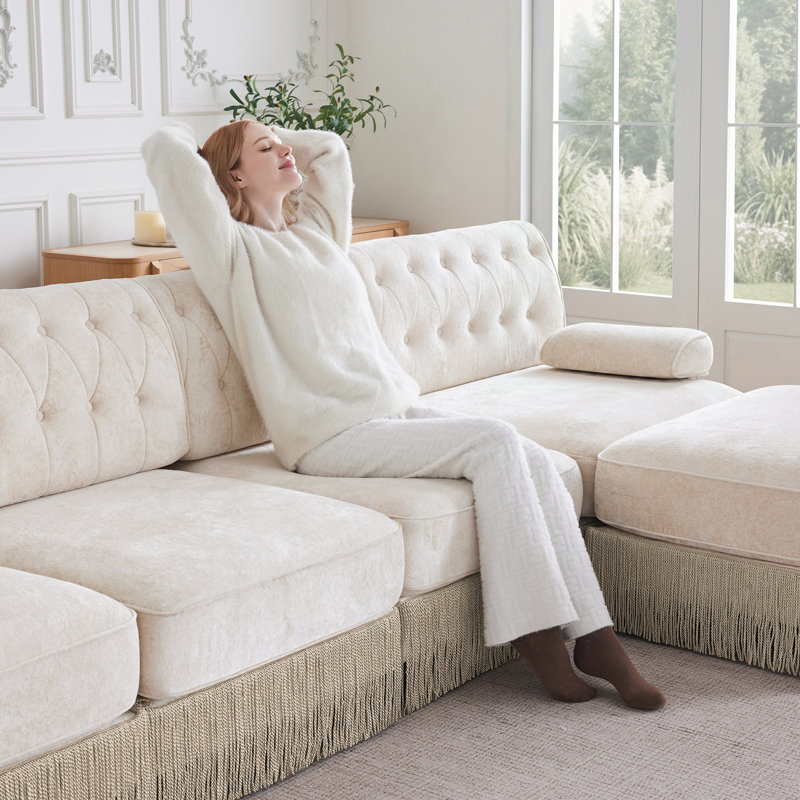 Polaire à boutons et jupe à pompons élégante, idéale pour une chambre à coucher de style classique, en velours beige.