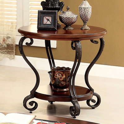 Table de bout traditionnelle en cerisier brun orné traditionnel avec tablette inférieure ouverte pour des détails de décoration de salon élégants
