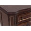 Charmante commode avec des motifs en bois complexes et beaucoup de rangement