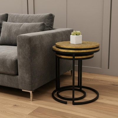 Ensemble de trois tables gigognes rondes noires et laiton de 19 po