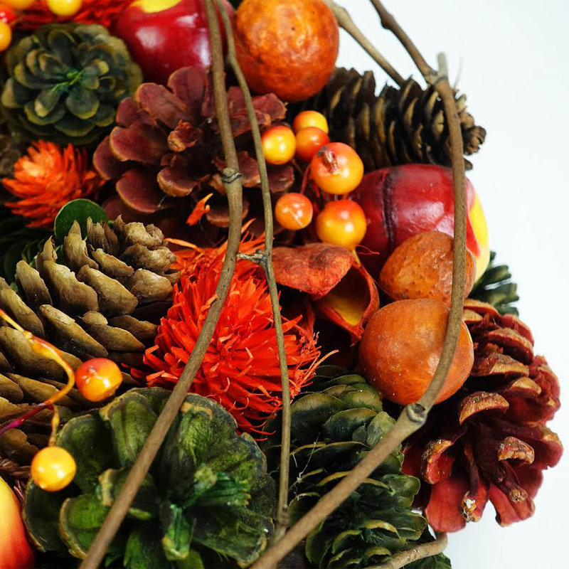 Couronne de pin artificielle et fruitier, H 14,75 po x l 14,75 po x P 3,25 po