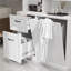 Armoire de salle de bain avec panier à linge inclinable et tiroirs, armoire de salle de bain avec tablettes réglables, style autoportant