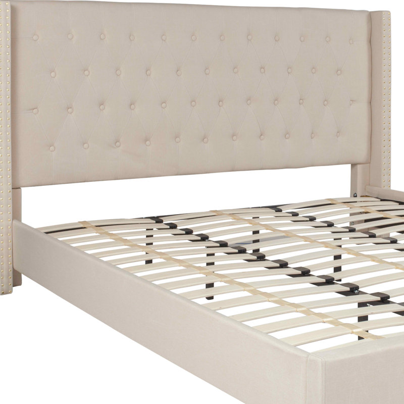 Lit plateforme tapissier capitonné avec côtés allongés à garniture cloutée Aluino, Beige, Roi