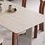Table de salle à manger d'inspiration moderne et luxueuse-688825514