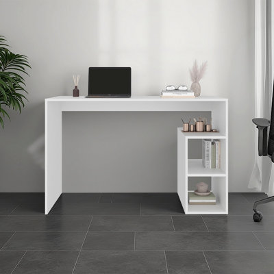 Bureau minimaliste avec tablettes de rangement intégrées