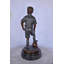 Statue de joueur de soccer en action sur marbre - Taille: L 12 po x l 12 po x H 26 po.