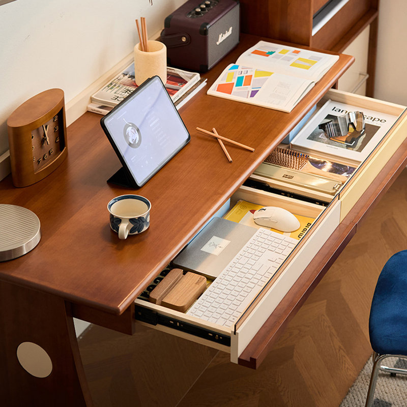 Bureau en noyer massif Mid-Century, L 55,12 po x P 21,65 po x H 31,5 po