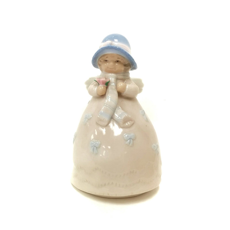 Figurine victorienne tenant une fleur