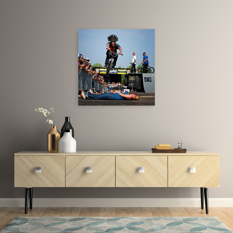 Bmx Rider In Flight, paysage contemporain abstrait, reproduction d'art mural, 32" H x 32" W