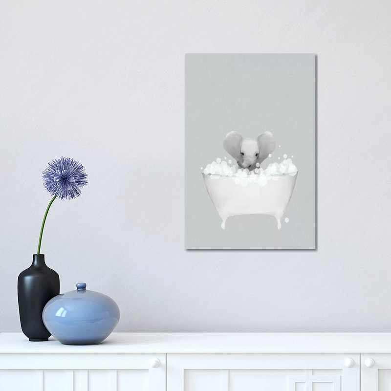 Bain bleu éléphant par Leah Straatsma-reproduction d’art, Toile tendue, Pas de tapis, H 18 po x l 12 po x 1,5 po