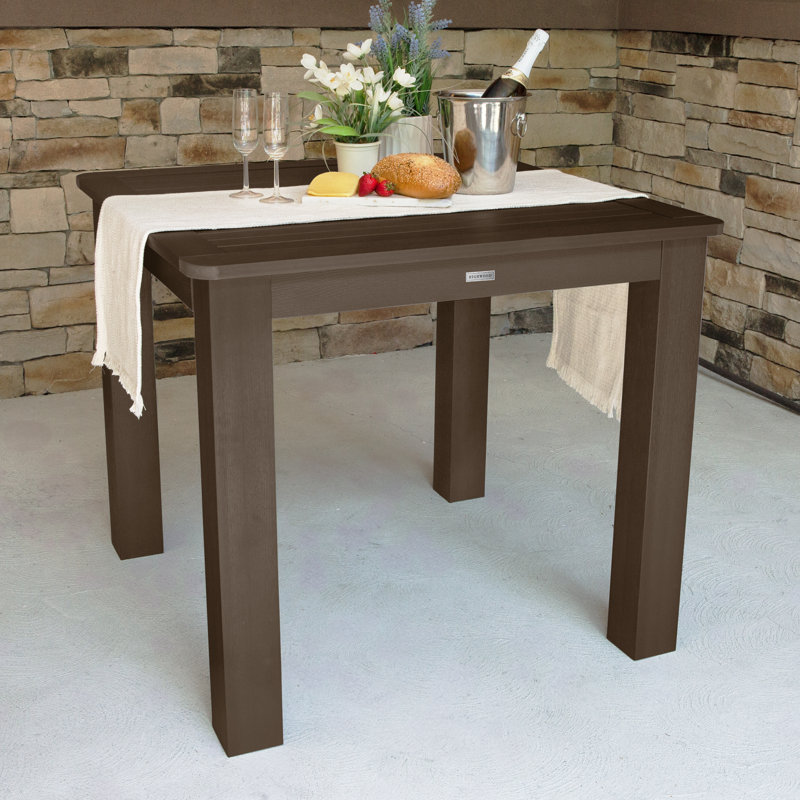 Table de salle à manger en plastique Highsmith, Gland de chêne vieilli, H 36 po x l 42 po x P 42 po
