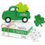 Pile de livres en bois et camion vert et 3 trèfles décoratifs pour la table