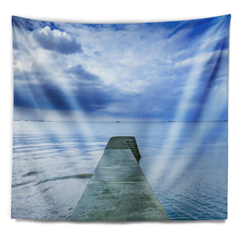 Tapisserie en béton Seascape Pier sous ciel nuageux, H 32 po x l 39 po